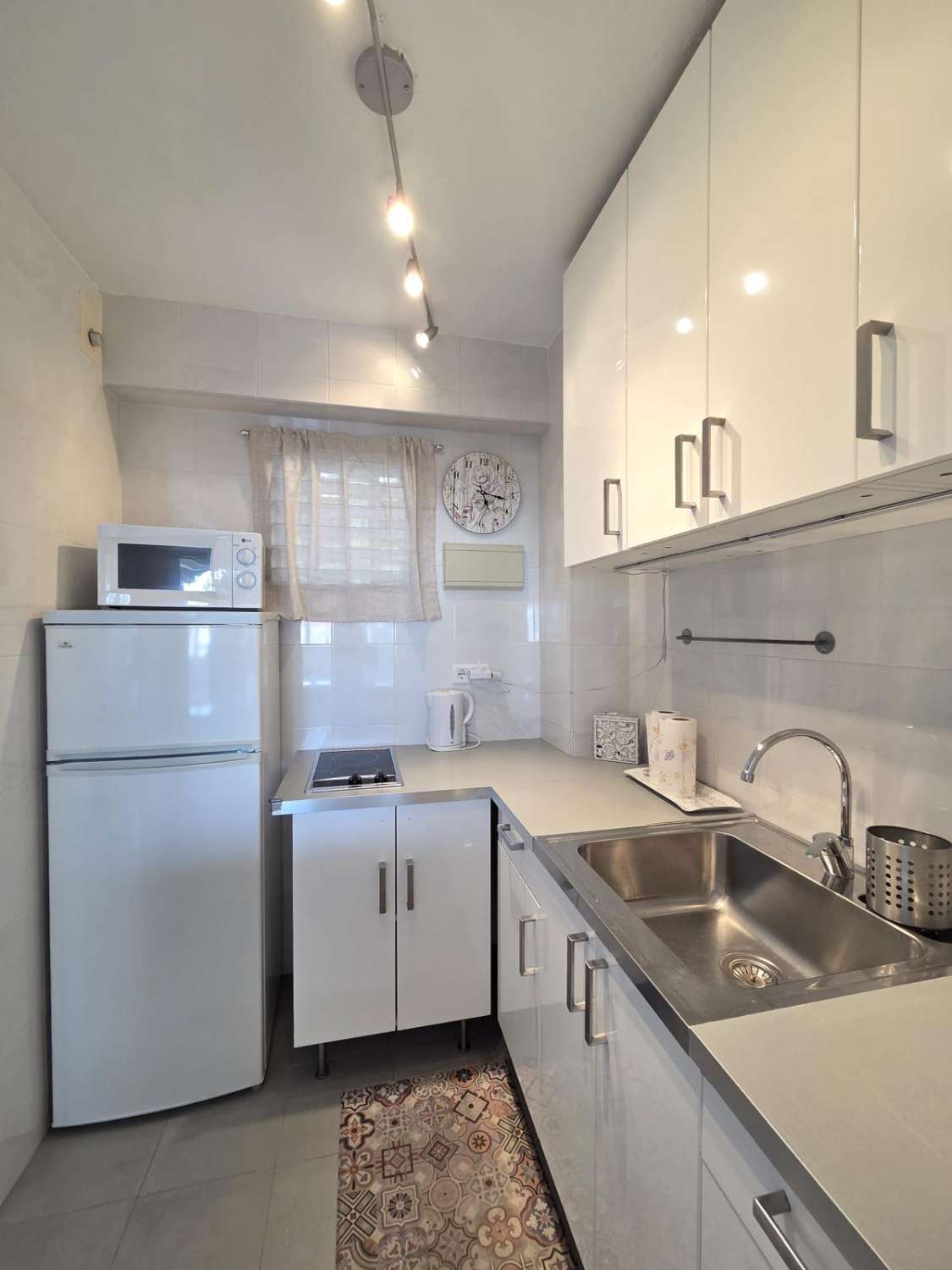 Se  alquila por 11 meses no renovable bonito apartamento en La Colina Torremolinos