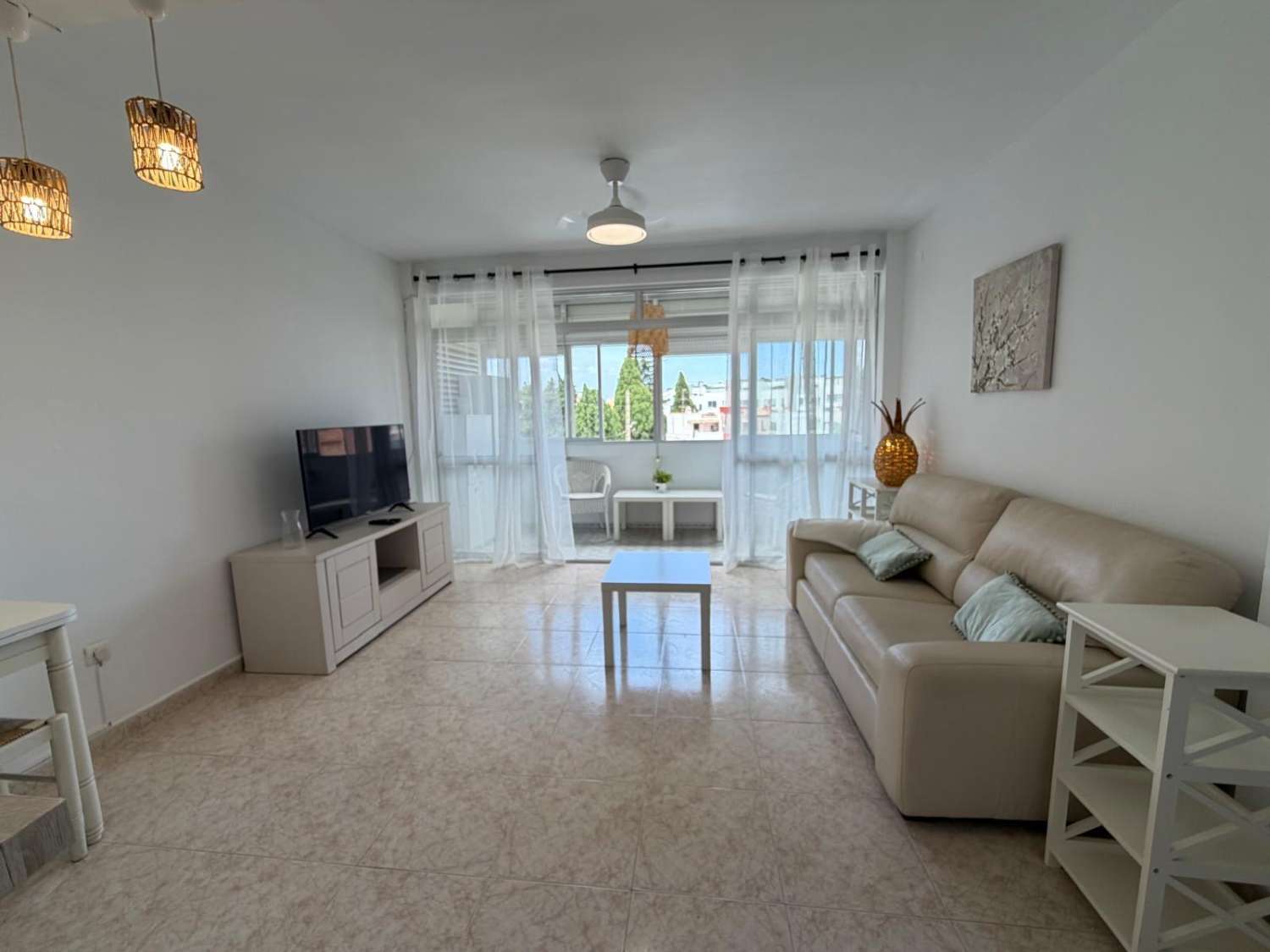 Se  alquila por 11 meses no renovable bonito apartamento en La Colina Torremolinos