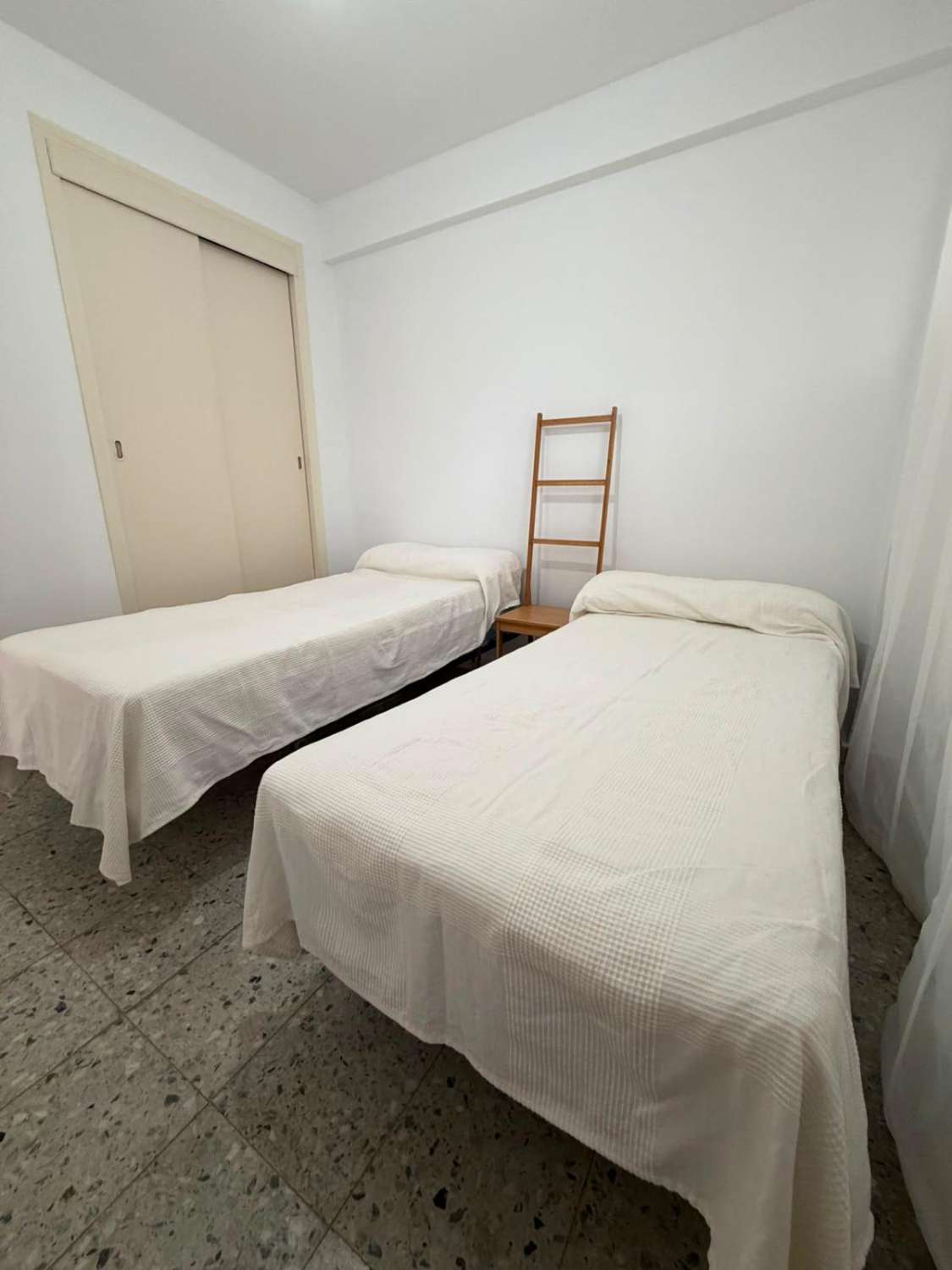 Se  alquila por 11 meses no renovable bonito apartamento en La Colina Torremolinos
