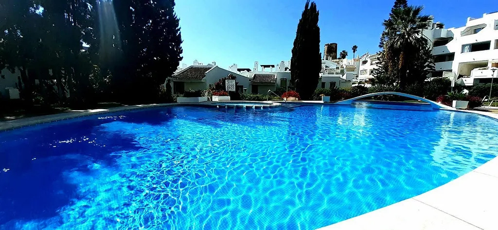 MediaTemporada. Se Alquila desde ahora hasta 30.6.27 bonito apartamento en  1ª línea  de playa en Torremuelle (Benalmádena)