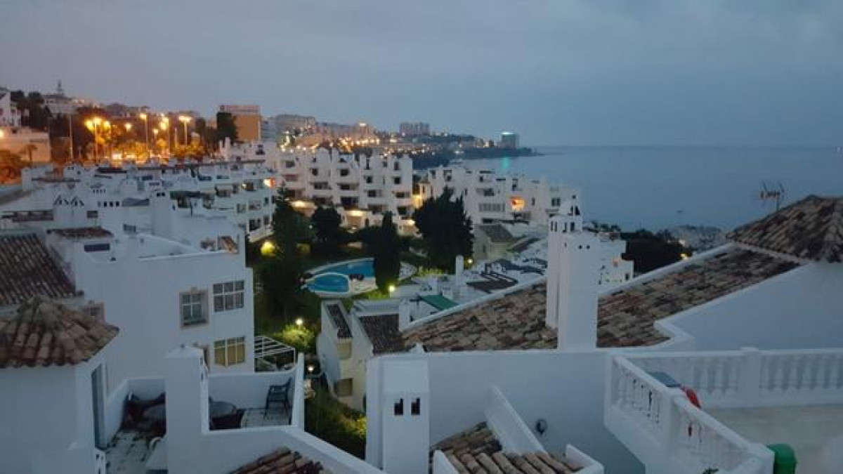 MediaTemporada. Se Alquila desde ahora hasta 30.6.27 bonito apartamento en  1ª línea  de playa en Torremuelle (Benalmádena)