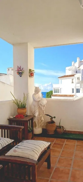 MediaTemporada. Se Alquila desde ahora hasta 30.6.27 bonito apartamento en  1ª línea  de playa en Torremuelle (Benalmádena)