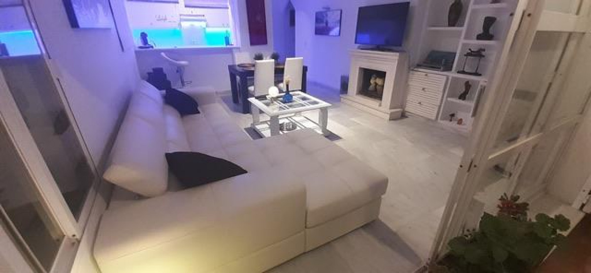 MediaTemporada. Se Alquila desde ahora hasta 30.6.27 bonito apartamento en  1ª línea  de playa en Torremuelle (Benalmádena)