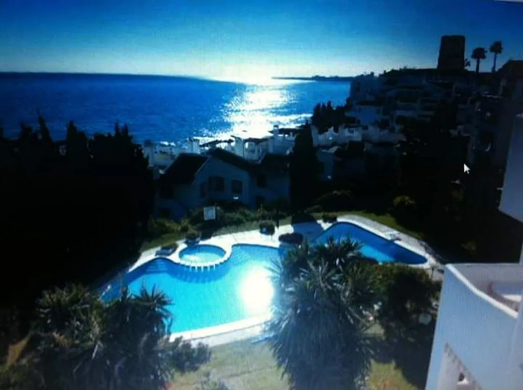 MediaTemporada. Se Alquila desde ahora hasta 30.6.27 bonito apartamento en  1ª línea  de playa en Torremuelle (Benalmádena)