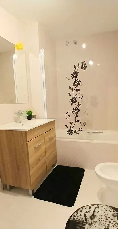 MediaTemporada. Se Alquila desde ahora hasta 30.6.27 bonito apartamento en  1ª línea  de playa en Torremuelle (Benalmádena)