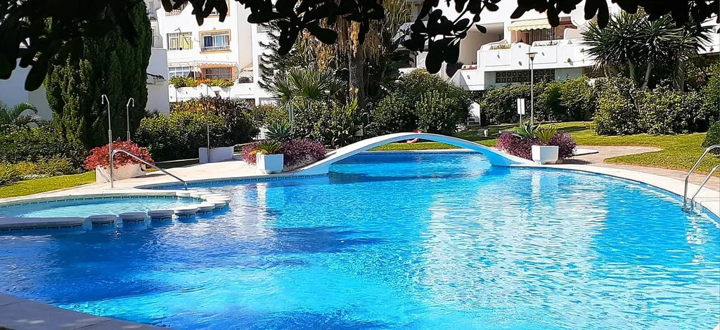 MediaTemporada. Se Alquila desde ahora hasta 30.6.27 bonito apartamento en  1ª línea  de playa en Torremuelle (Benalmádena)
