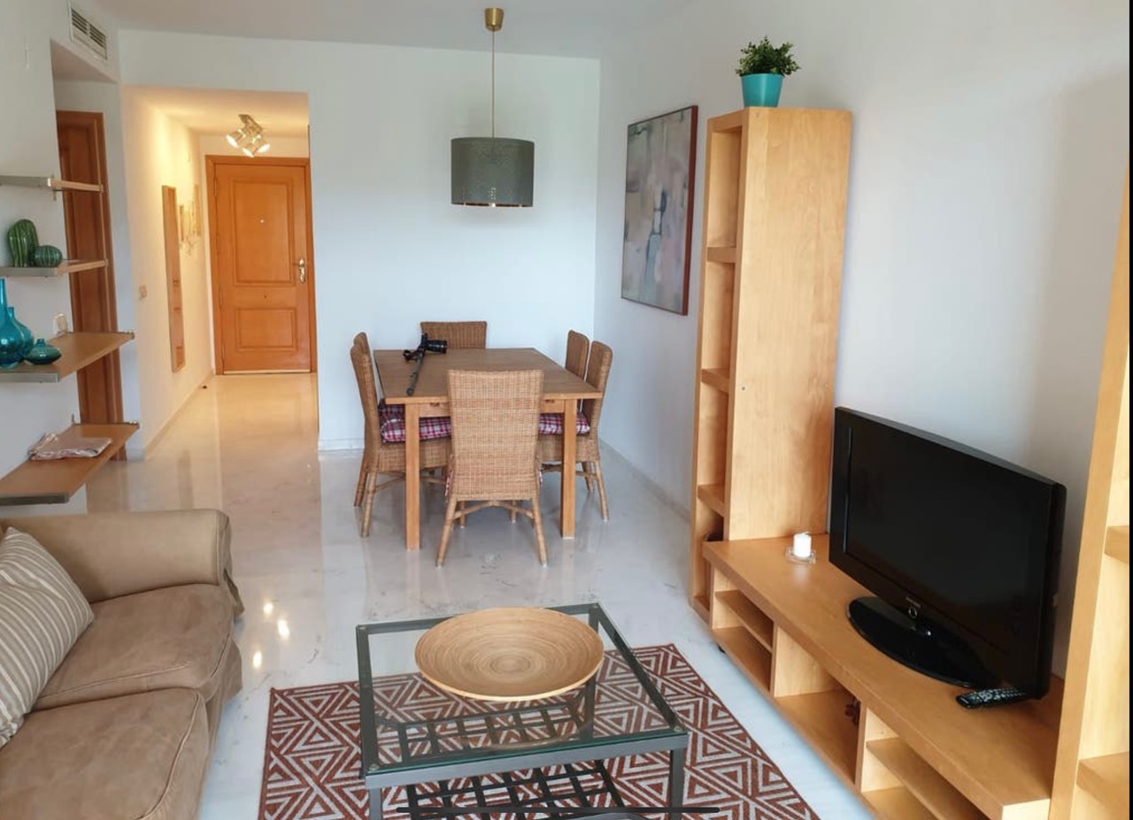 Larga Temporada . Se alquila  bonito apartamento  desde 1.10.26 con vistas al Campo del Golf  de Torrequebrada (Benalmadena )