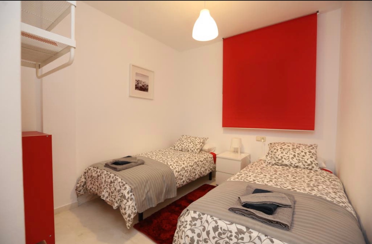 Larga Temporada . Se alquila  bonito apartamento  desde 1.10.26 con vistas al Campo del Golf  de Torrequebrada (Benalmadena )