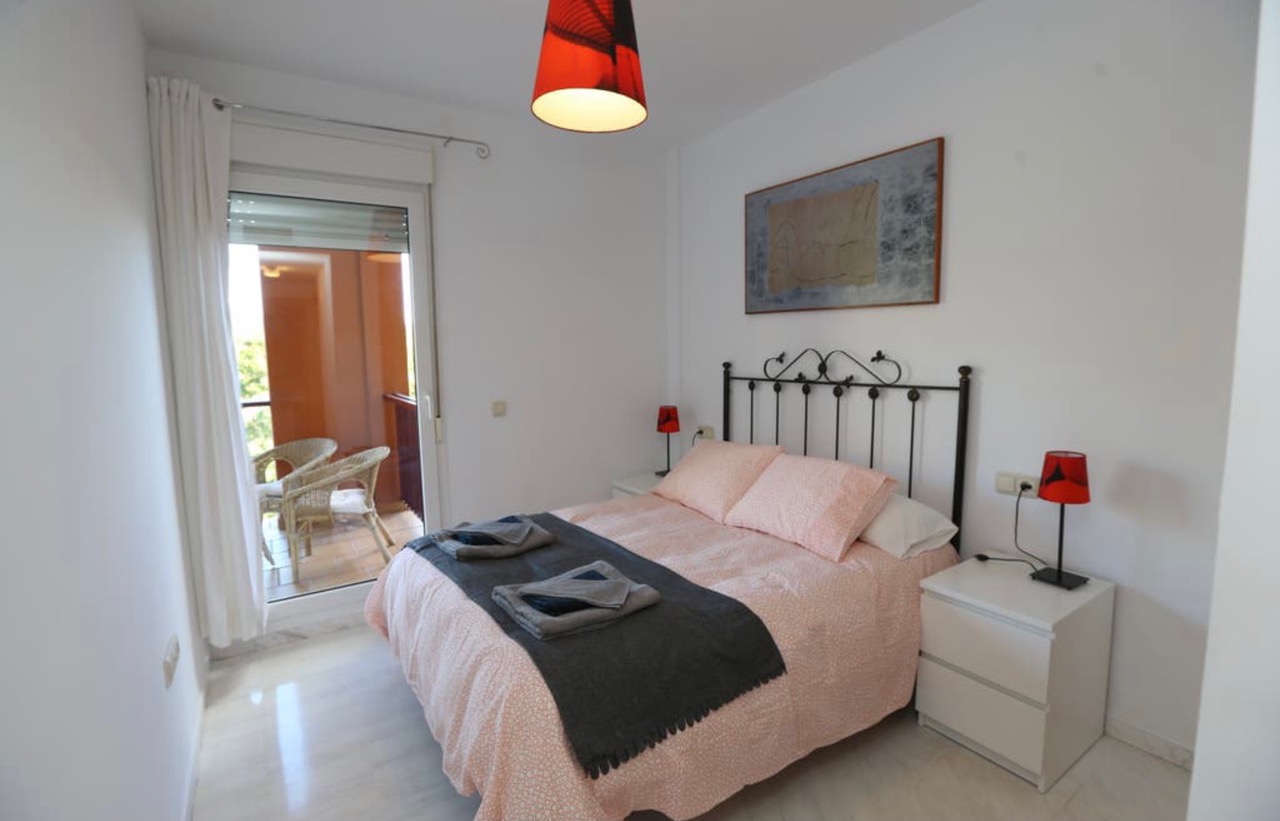 Larga Temporada . Se alquila  bonito apartamento  desde 1.10.26 con vistas al Campo del Golf  de Torrequebrada (Benalmadena )
