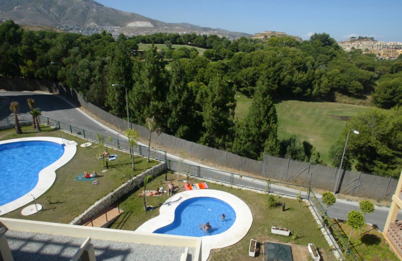 Larga Temporada . Se alquila  bonito apartamento  desde 1.10.26 con vistas al Campo del Golf  de Torrequebrada (Benalmadena )