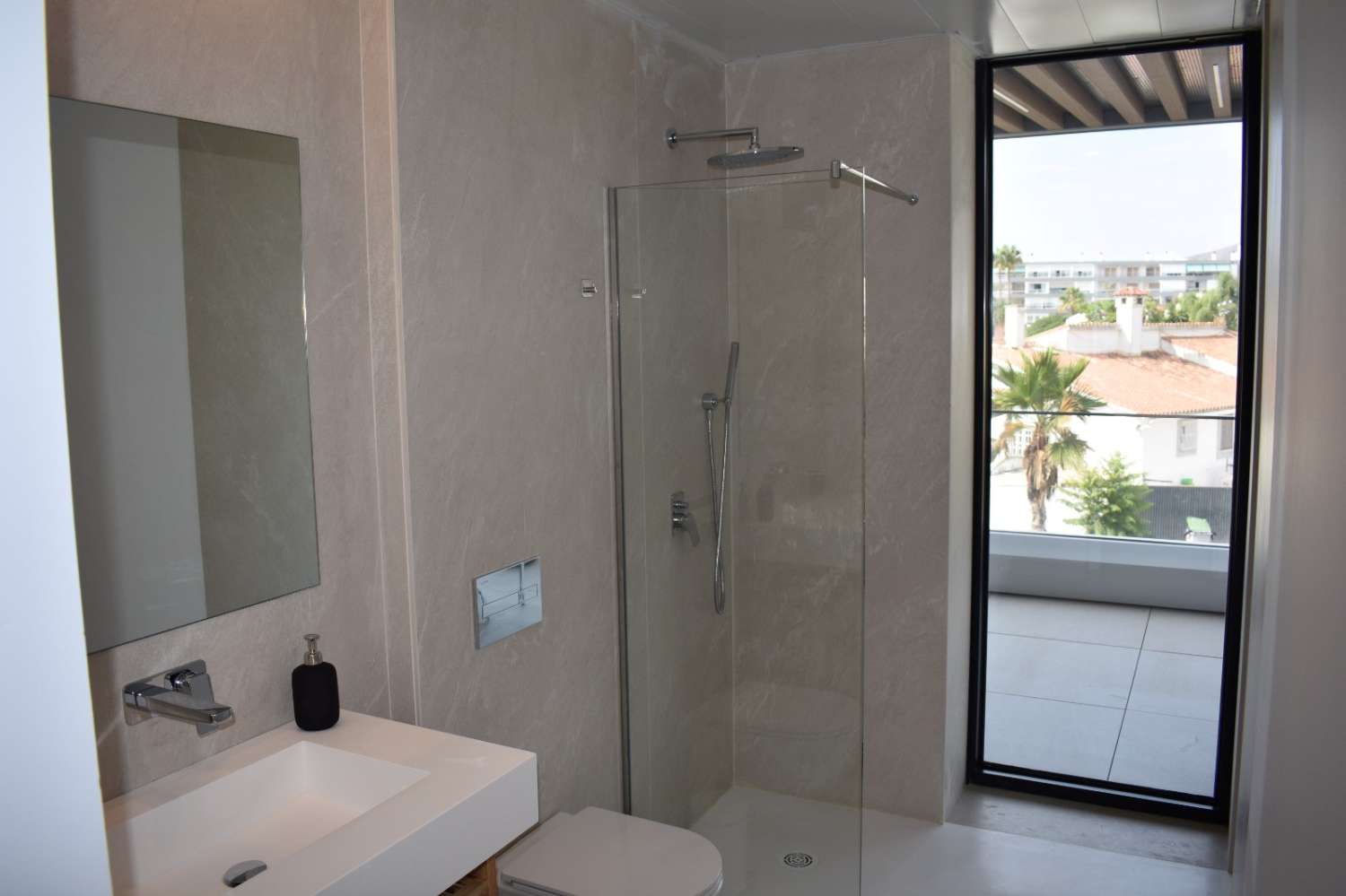 Media temporada . Se alquila de 1.11.26-31.3.27 apartamento de lujo al lado de la playa zona los Alamos (Torremolinos)