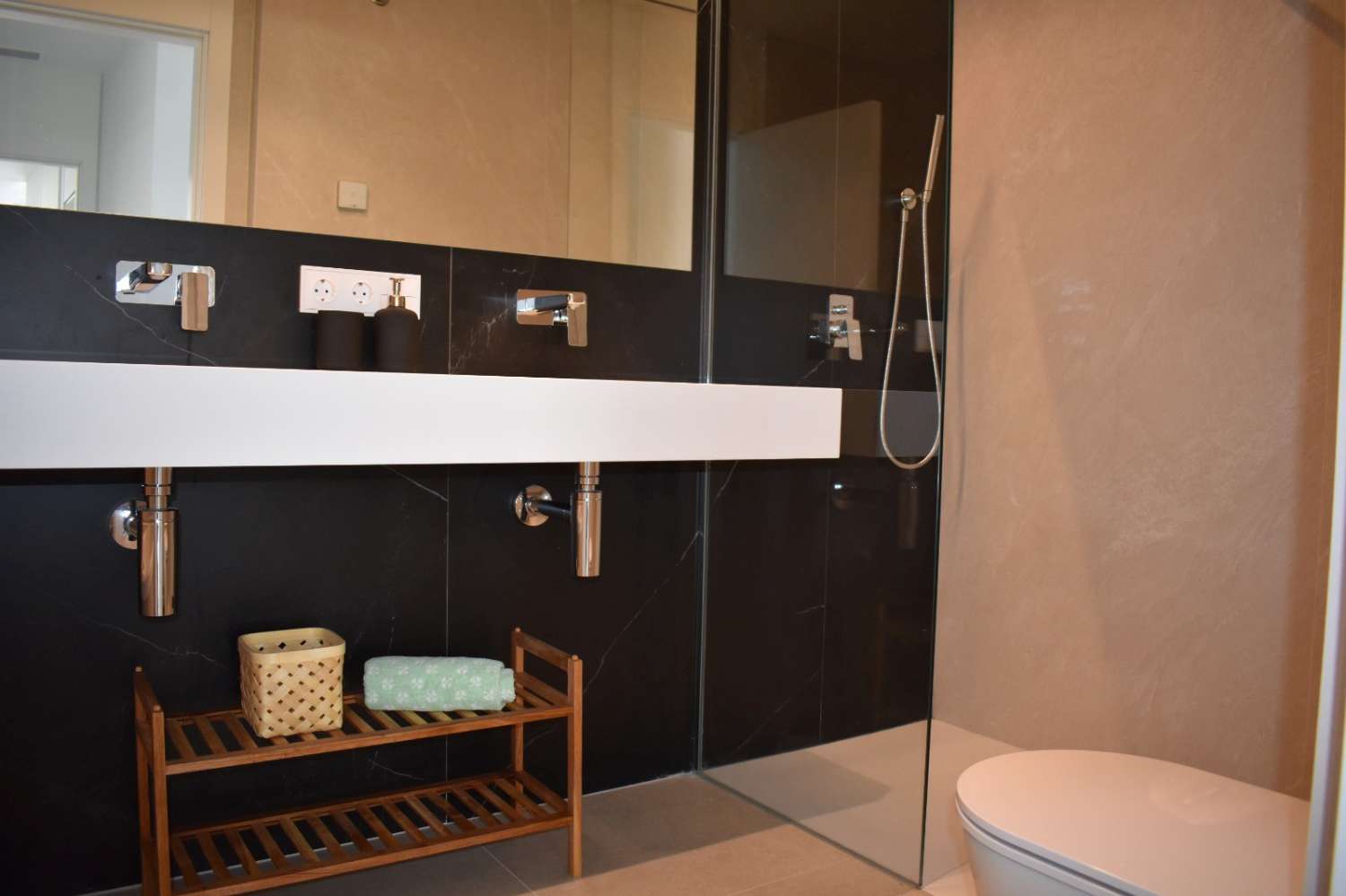 Media temporada . Se alquila de 1.11.26-31.3.27 apartamento de lujo al lado de la playa zona los Alamos (Torremolinos)