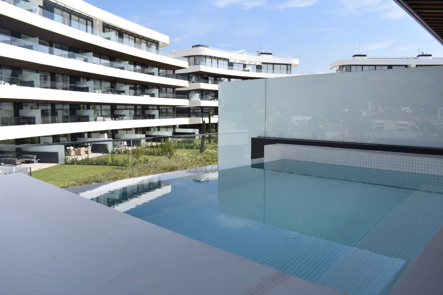 Media temporada . Se alquila de 1.11.26-31.3.27 apartamento de lujo al lado de la playa zona los Alamos (Torremolinos)