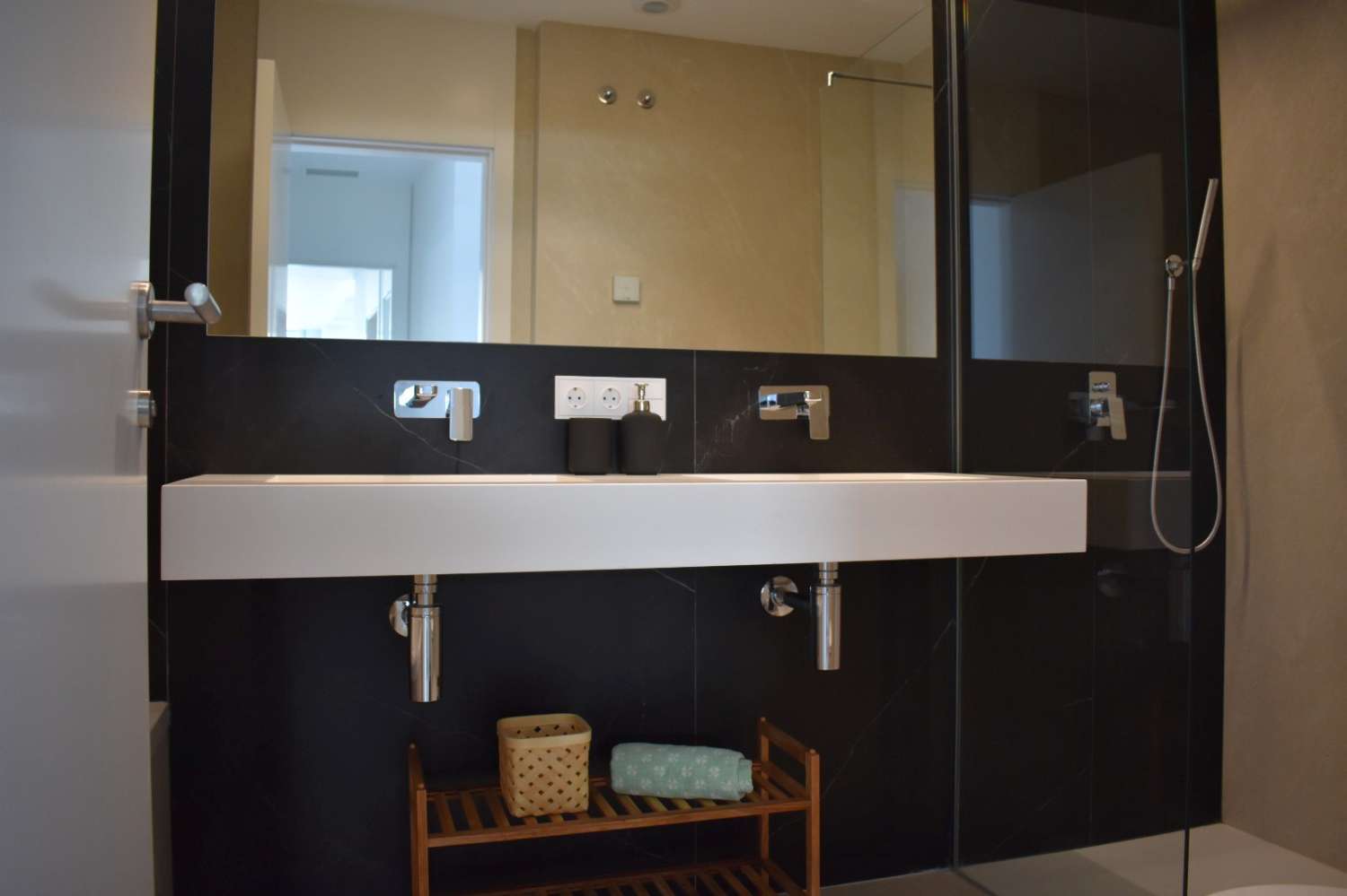 Media temporada . Se alquila de 1.11.26-31.3.27 apartamento de lujo al lado de la playa zona los Alamos (Torremolinos)