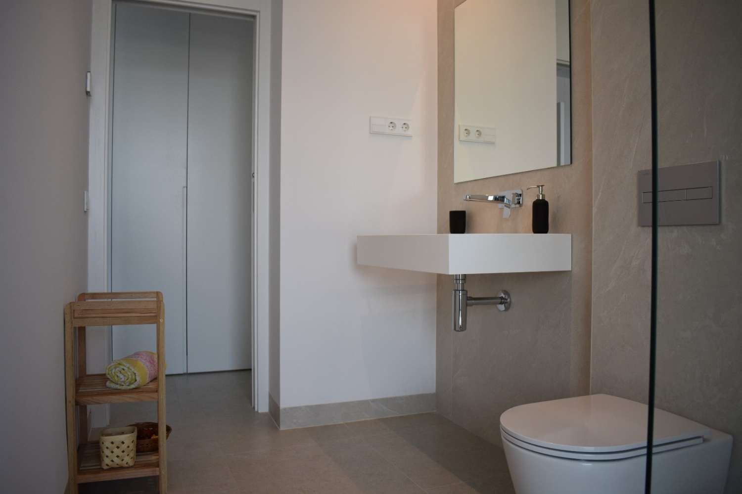 Media temporada . Se alquila de 1.11.26-31.3.27 apartamento de lujo al lado de la playa zona los Alamos (Torremolinos)
