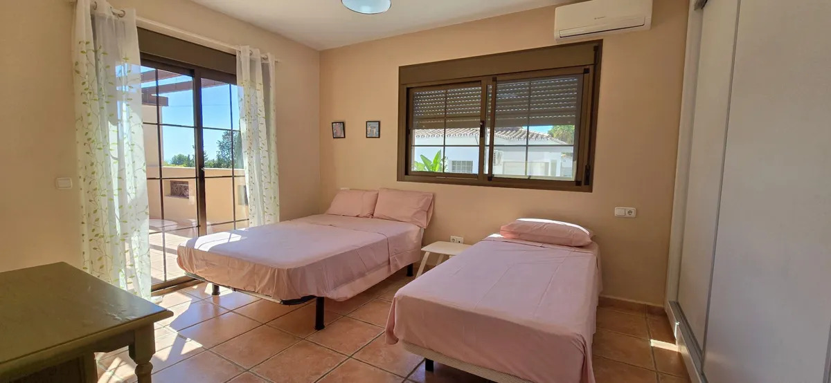 Media Temporada . Se alquila  desde  1.11.26 -30.4.27 magnifica Villa en zona el Pinar - Palacio de Congresos (Torremolinos )