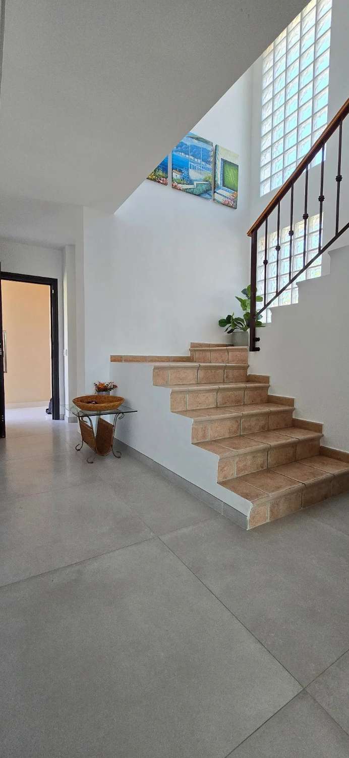 Media Temporada . Se alquila  desde  1.11.26 -30.4.27 magnifica Villa en zona el Pinar - Palacio de Congresos (Torremolinos )