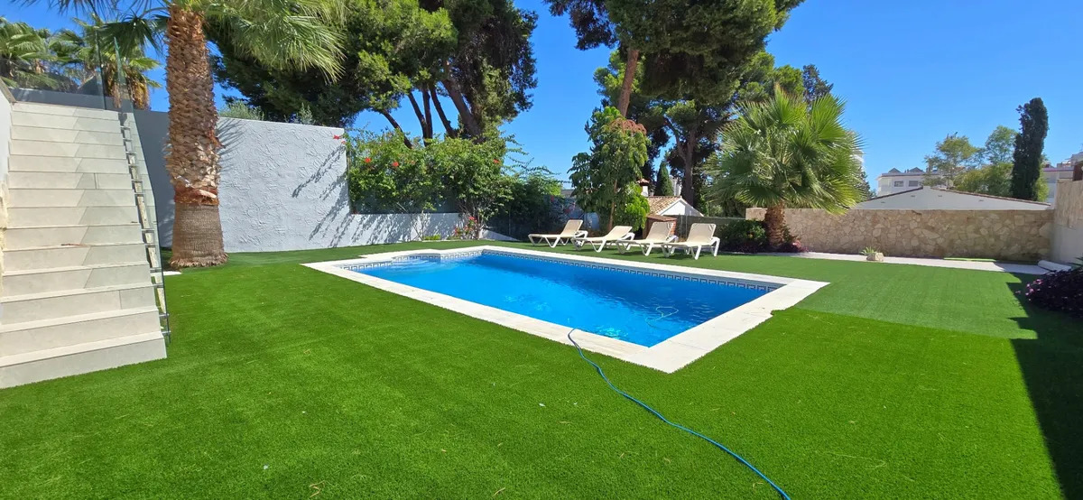 Media Temporada . Se alquila  desde  1.11.26 -30.4.27 magnifica Villa en zona el Pinar - Palacio de Congresos (Torremolinos )