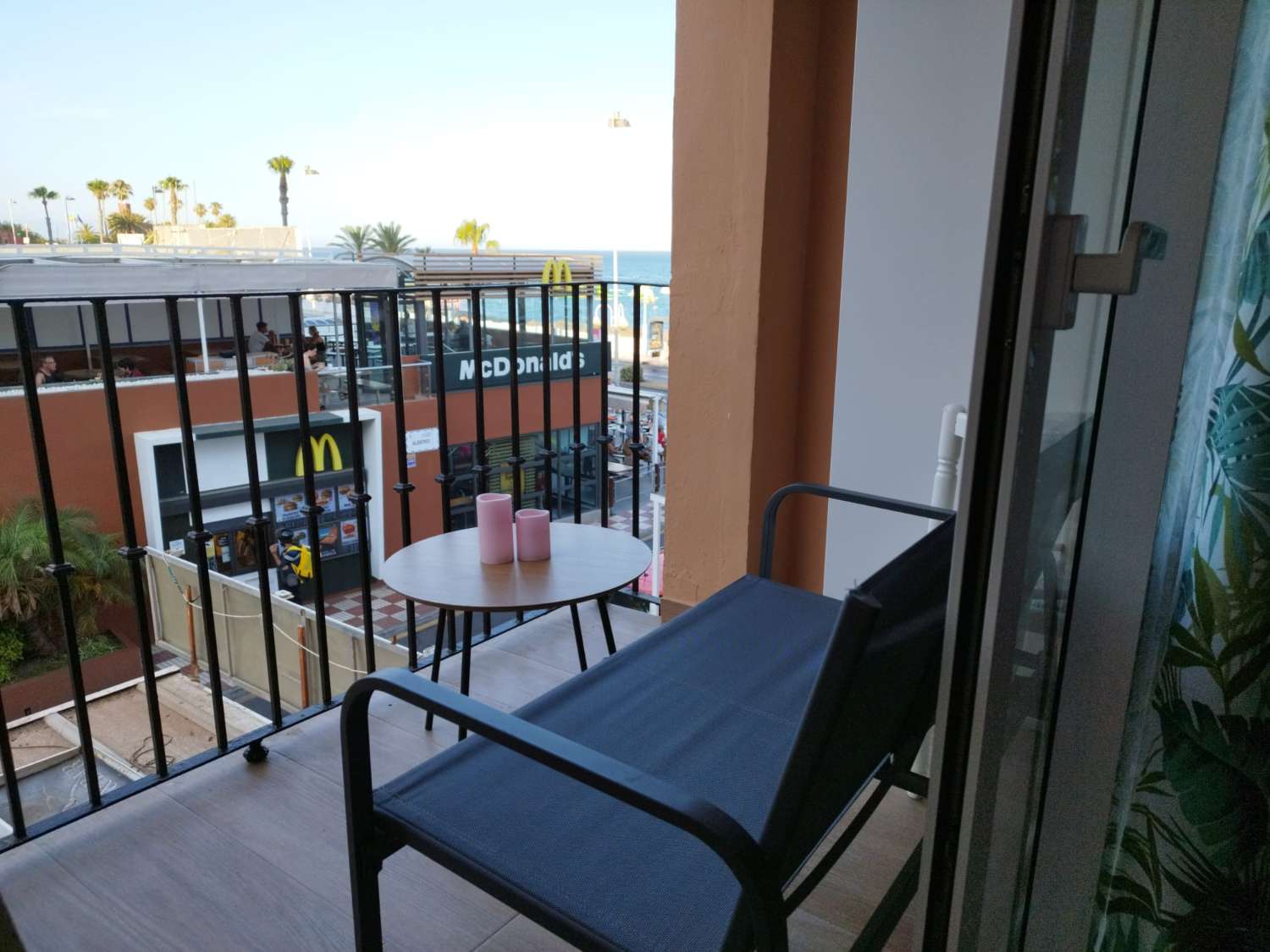 Media Temporada. Se alquila desde 1.10.26-31,5,27 bonito apartamento con vistas laterales al mar en 2ª línea de playa en Benalmádena