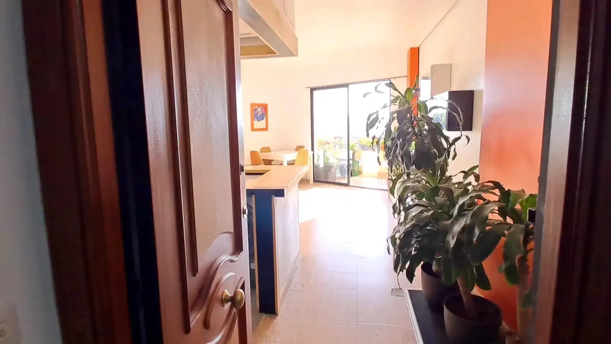 Tilava yhden makuuhuoneen asunto myynnissä merinäköala El Pinillon alueella (Torremolinos)