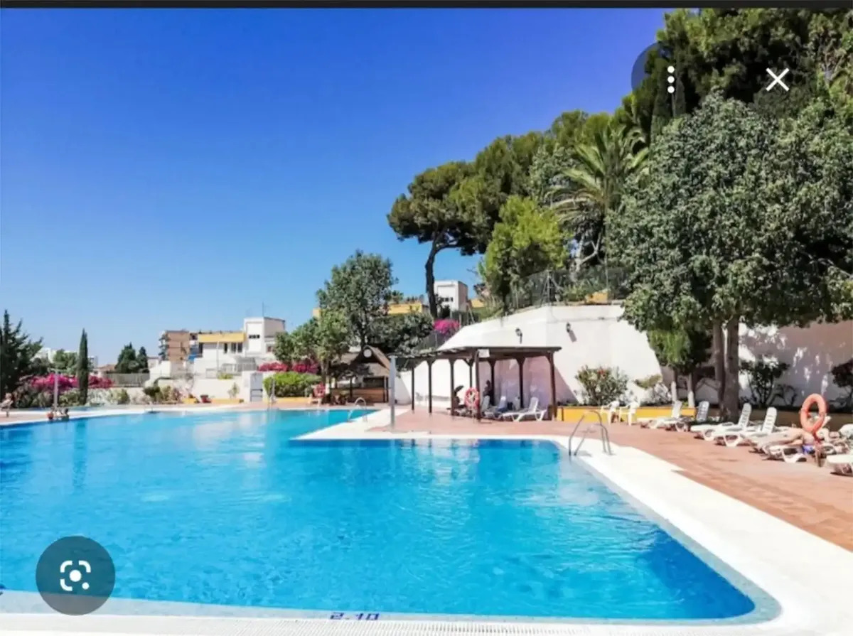 Tilava yhden makuuhuoneen asunto myynnissä merinäköala El Pinillon alueella (Torremolinos)