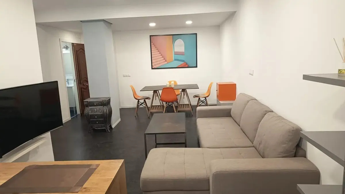 Media Temporada . Se alquila de 1.11.26 -31.3.27 bonitos apartamento reformado en el centro de Torremolinos