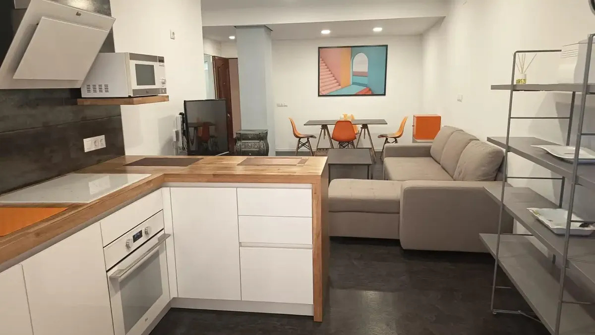 Media Temporada . Se alquila de 1.11.26 -31.3.27 bonitos apartamento reformado en el centro de Torremolinos