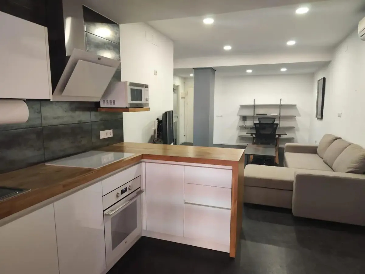 Media Temporada . Se alquila de 1.11.26 -31.3.27 bonitos apartamento reformado en el centro de Torremolinos