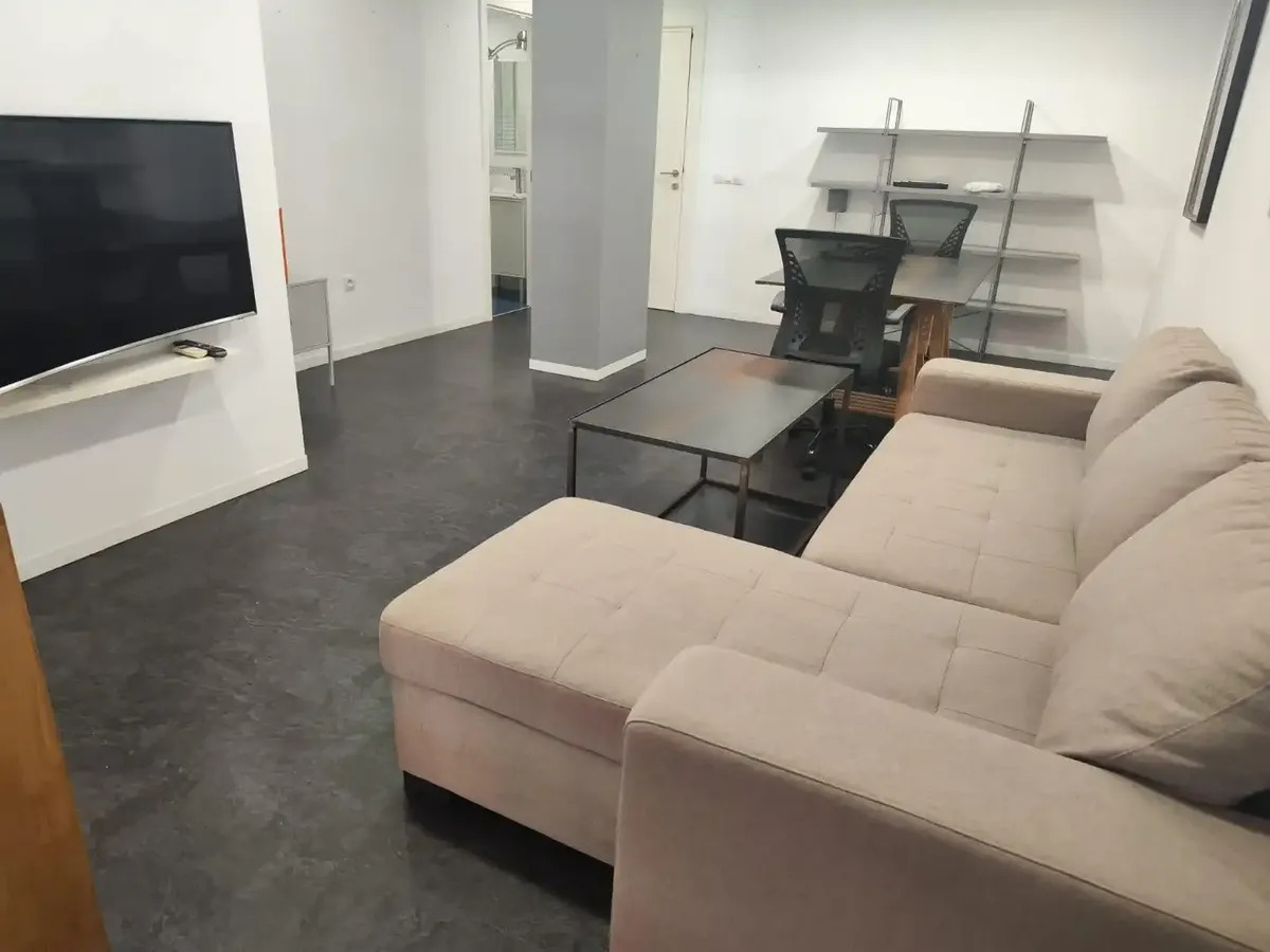 Media Temporada . Se alquila de 1.11.26 -31.3.27 bonitos apartamento reformado en el centro de Torremolinos