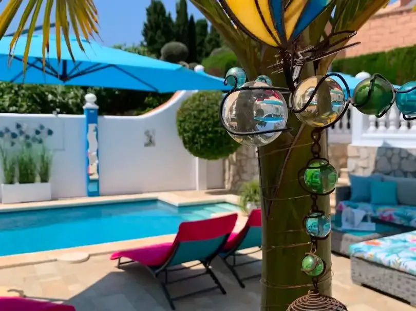 Lyxvilla med havsutsikt och ett sammanlagt boutique-B&B-företag till salu i Benalmadena (Costa del Sol).