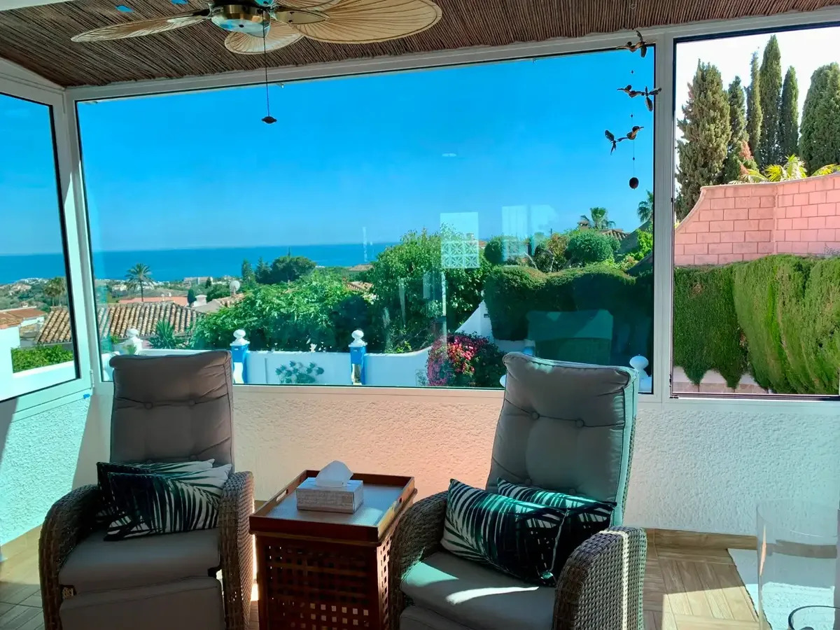 Lyxvilla med havsutsikt och ett sammanlagt boutique-B&B-företag till salu i Benalmadena (Costa del Sol).