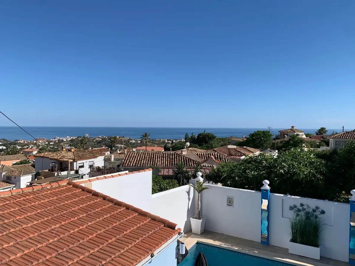 Lyxvilla med havsutsikt och ett sammanlagt boutique-B&B-företag till salu i Benalmadena (Costa del Sol).