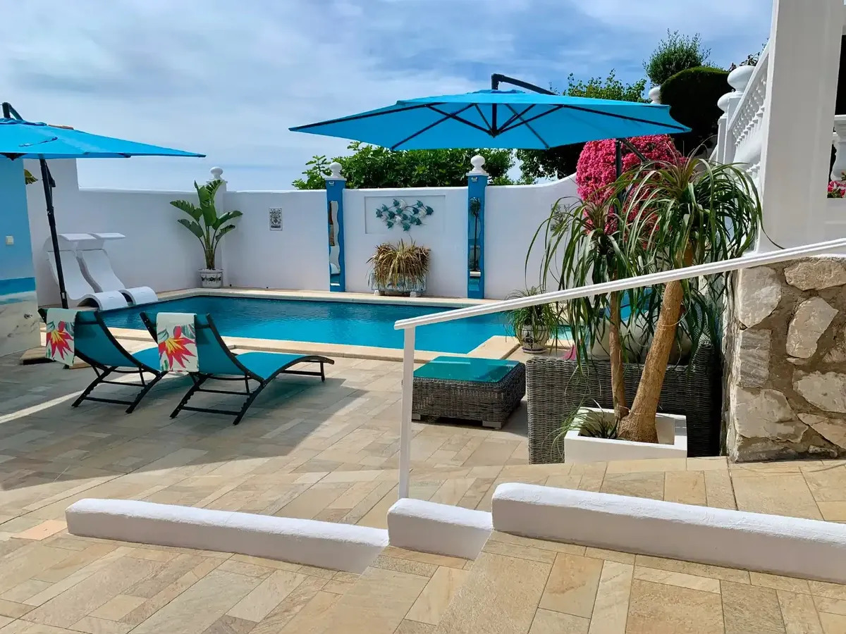 Lyxvilla med havsutsikt och ett sammanlagt boutique-B&B-företag till salu i Benalmadena (Costa del Sol).
