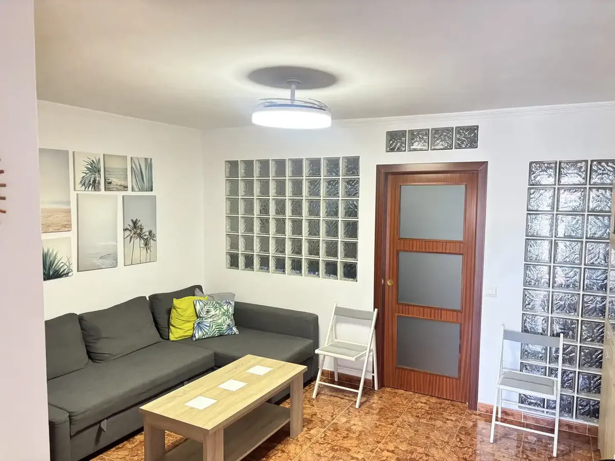 Media  Temporada . Se alquila de 12.10.26-30.6.27  bonito apartamento en el centro de Torremolinos