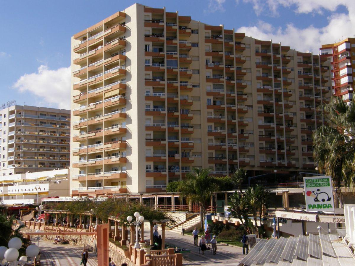 Media Temporada .Se alquila desde  01/09/2026 - 30/06/2027 bonito apartamento con vistas al mar en 1ª línea de playa en Benalmádena
