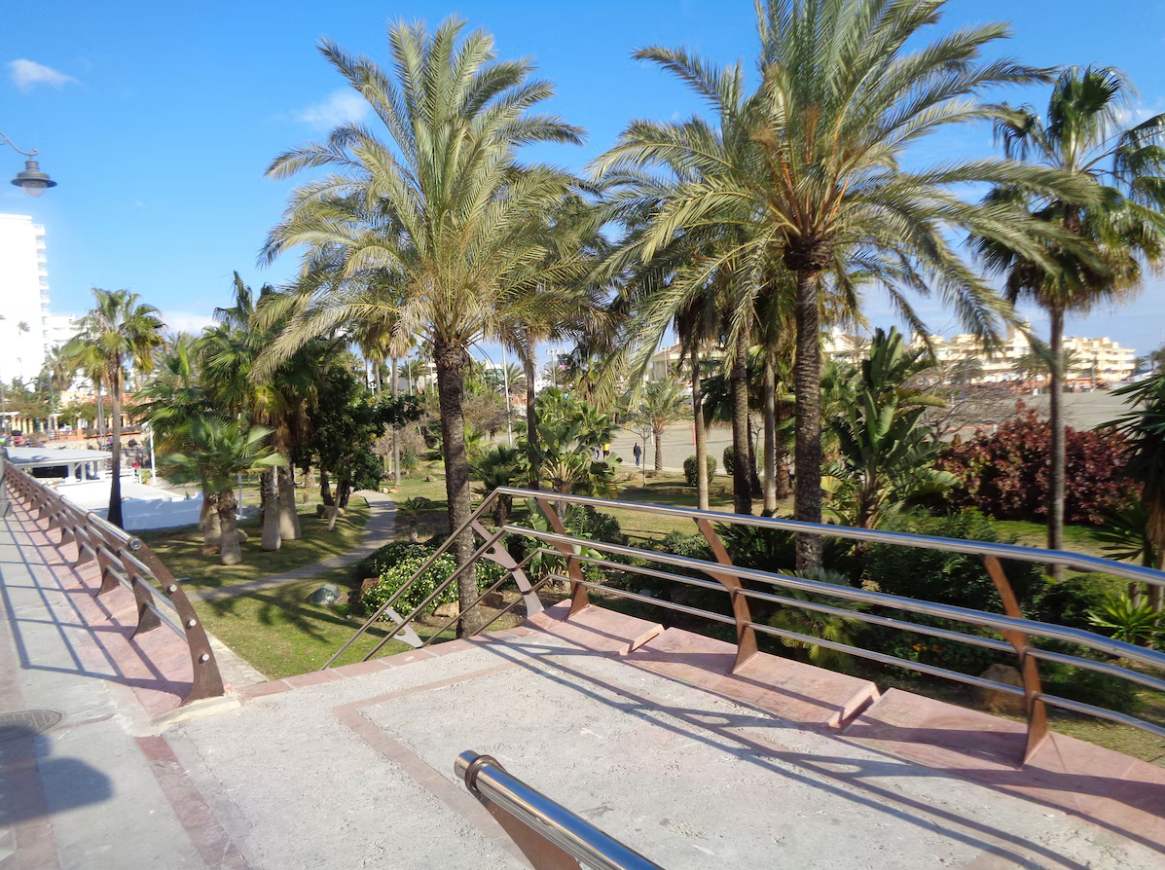 Media Temporada .Se alquila desde  01/09/2026 - 30/06/2027 bonito apartamento con vistas al mar en 1ª línea de playa en Benalmádena