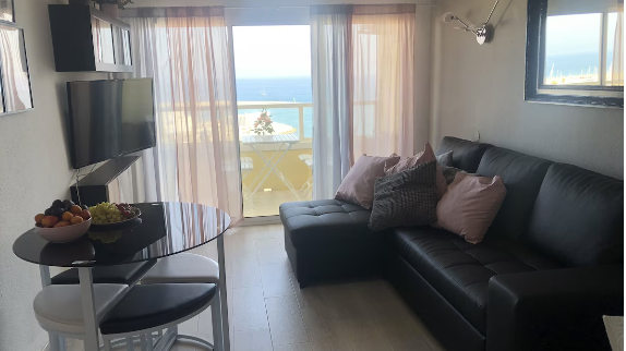 Media Temporada .Se alquila desde  01/09/2026 - 30/06/2027 bonito apartamento con vistas al mar en 1ª línea de playa en Benalmádena