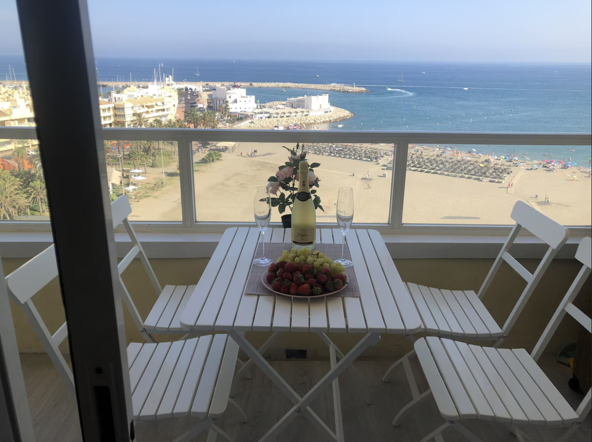 Media Temporada .Se alquila desde  01/09/2026 - 30/06/2027 bonito apartamento con vistas al mar en 1ª línea de playa en Benalmádena