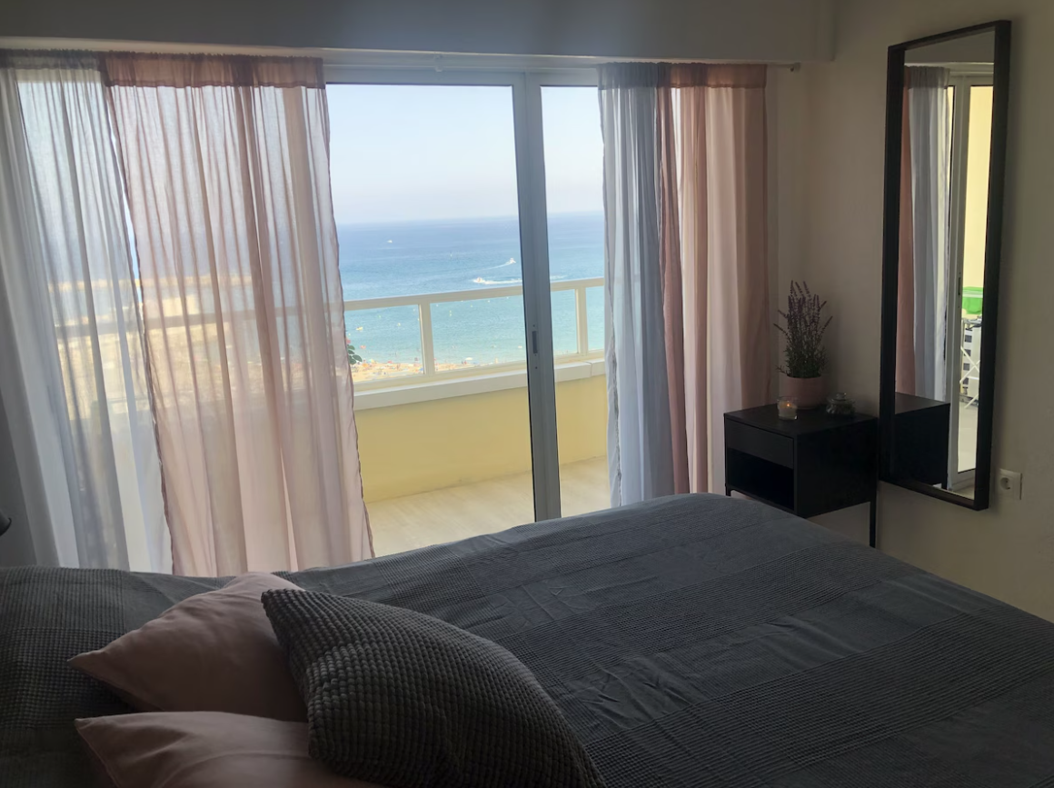 Media Temporada .Se alquila desde  01/09/2026 - 30/06/2027 bonito apartamento con vistas al mar en 1ª línea de playa en Benalmádena