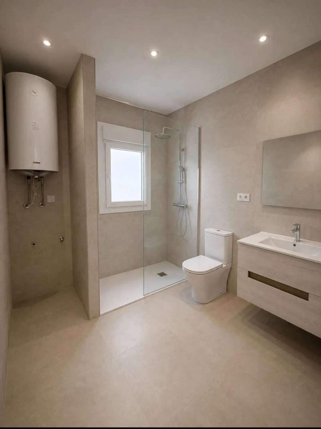 Gloednieuw appartement te koop in de omgeving van Montemar (Torremolinos)