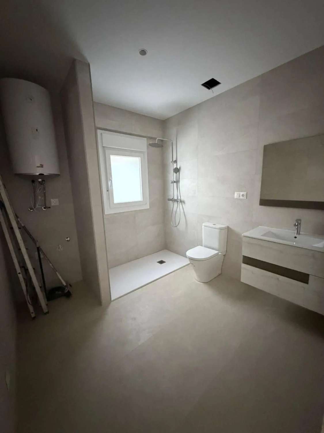 Gloednieuw appartement te koop in de omgeving van Montemar (Torremolinos)