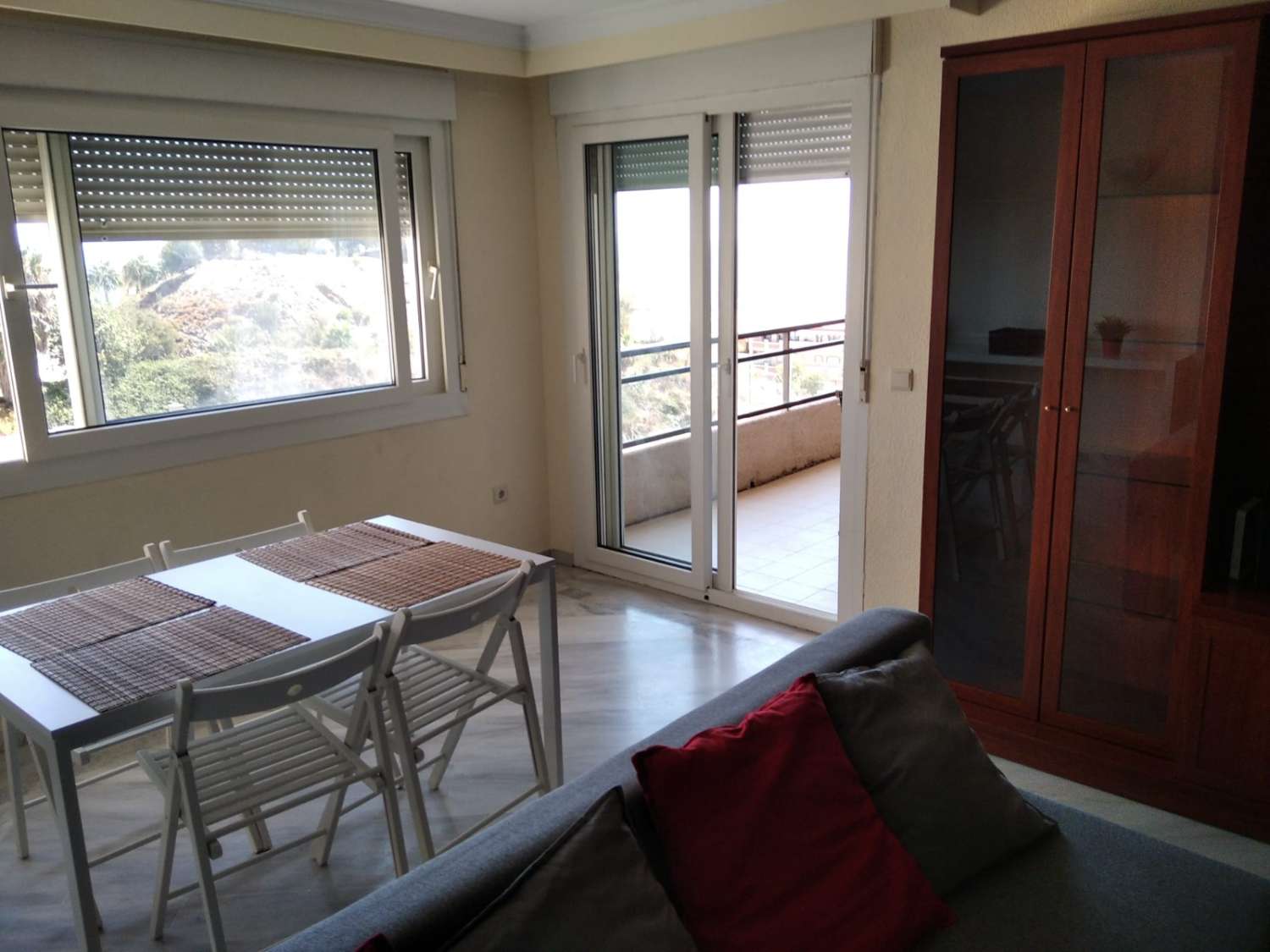 Larga Temporada . Se alquila bonito apartamento con vistas al mar en 2ª línea de playa en Benalmádena