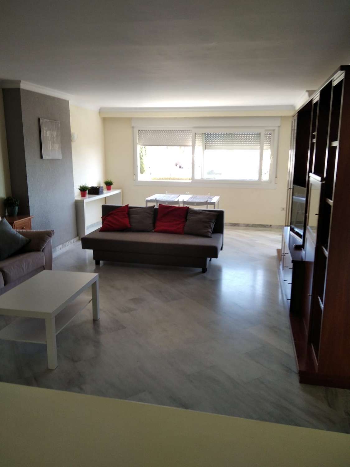 Larga Temporada . Se alquila bonito apartamento con vistas al mar en 2ª línea de playa en Benalmádena