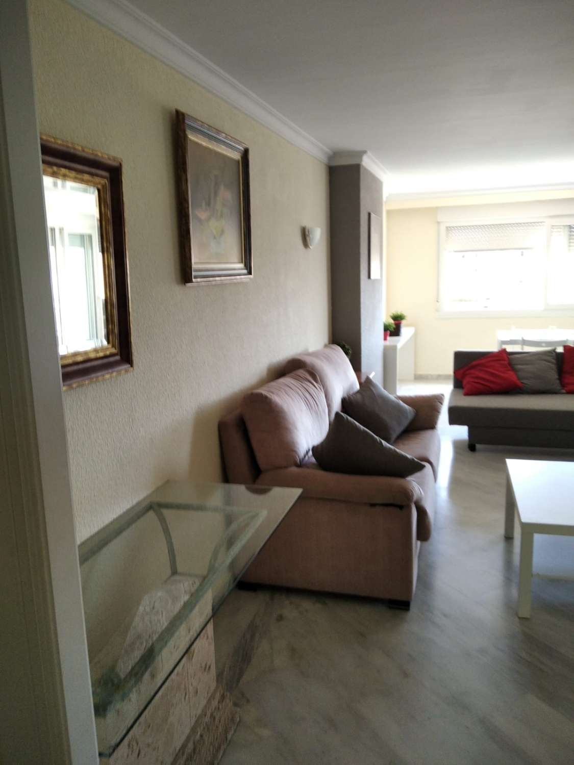Larga Temporada . Se alquila bonito apartamento con vistas al mar en 2ª línea de playa en Benalmádena