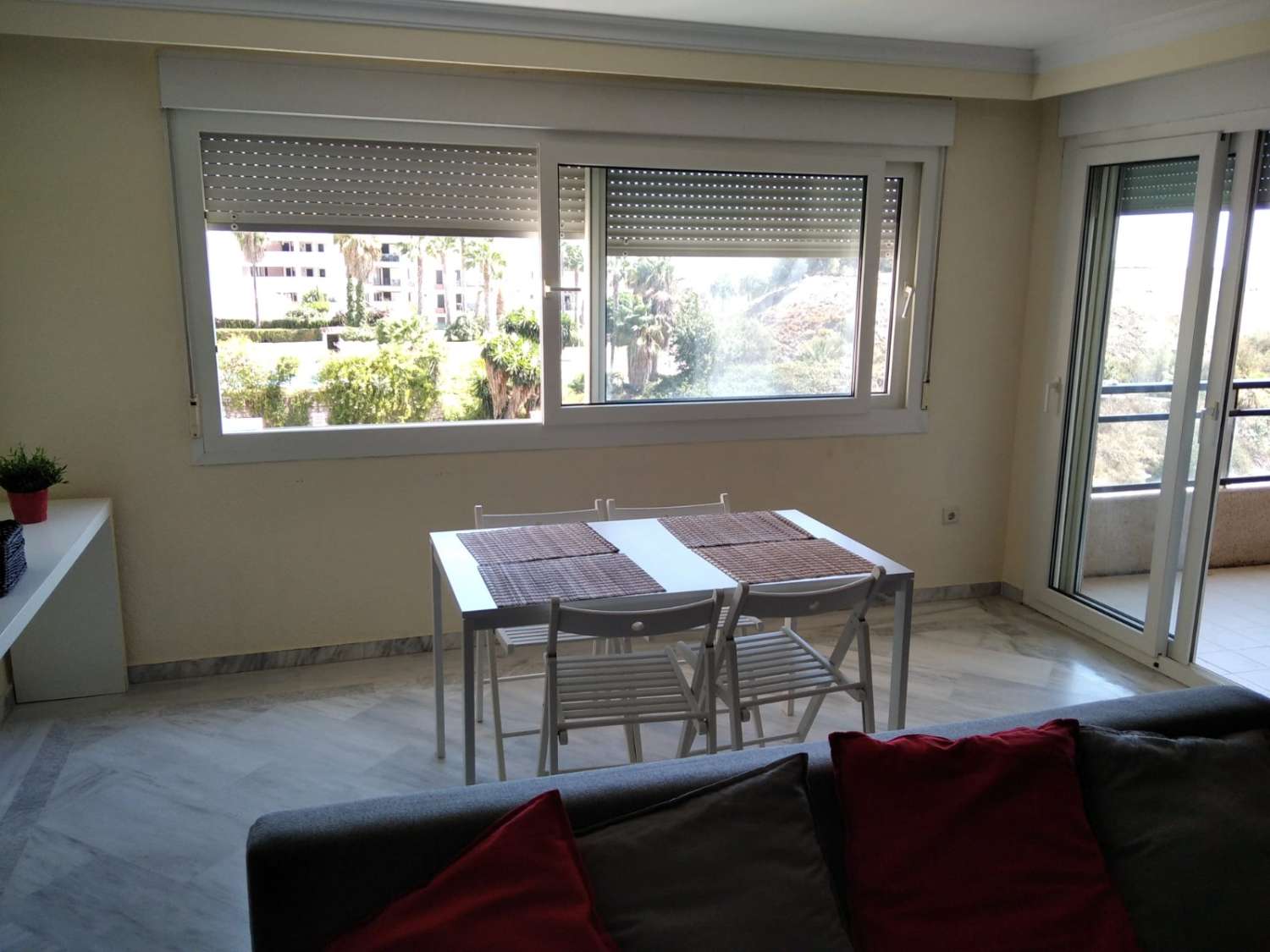 Larga Temporada . Se alquila bonito apartamento con vistas al mar en 2ª línea de playa en Benalmádena