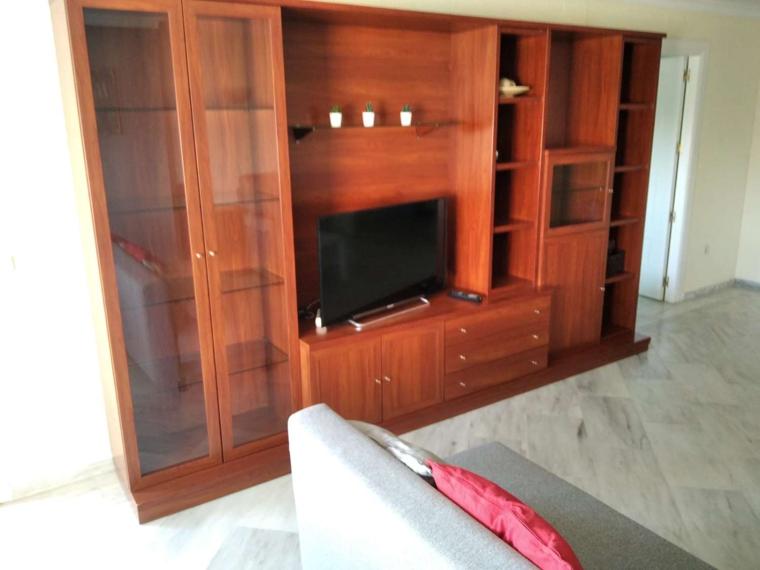 Larga Temporada . Se alquila bonito apartamento con vistas al mar en 2ª línea de playa en Benalmádena