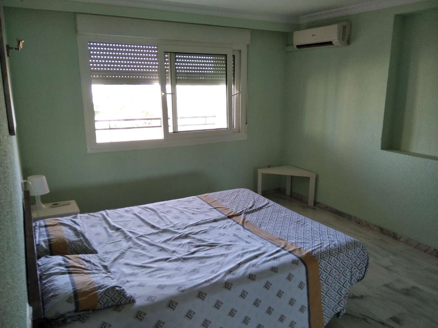 Larga Temporada . Se alquila bonito apartamento con vistas al mar en 2ª línea de playa en Benalmádena