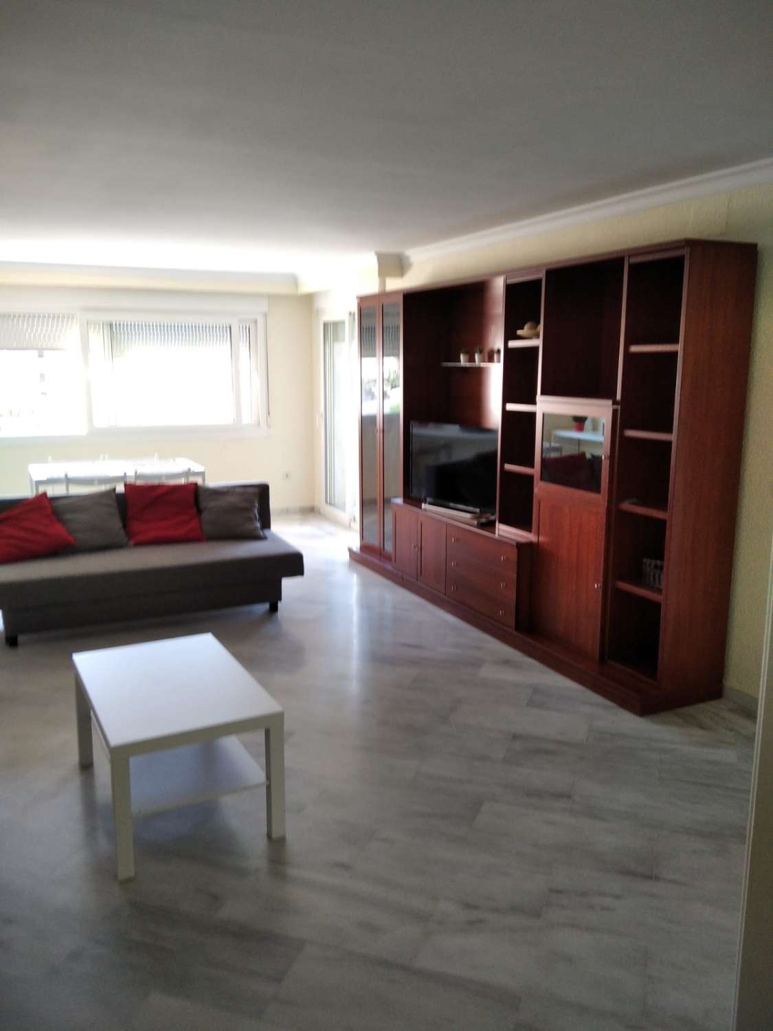 Larga Temporada . Se alquila bonito apartamento con vistas al mar en 2ª línea de playa en Benalmádena