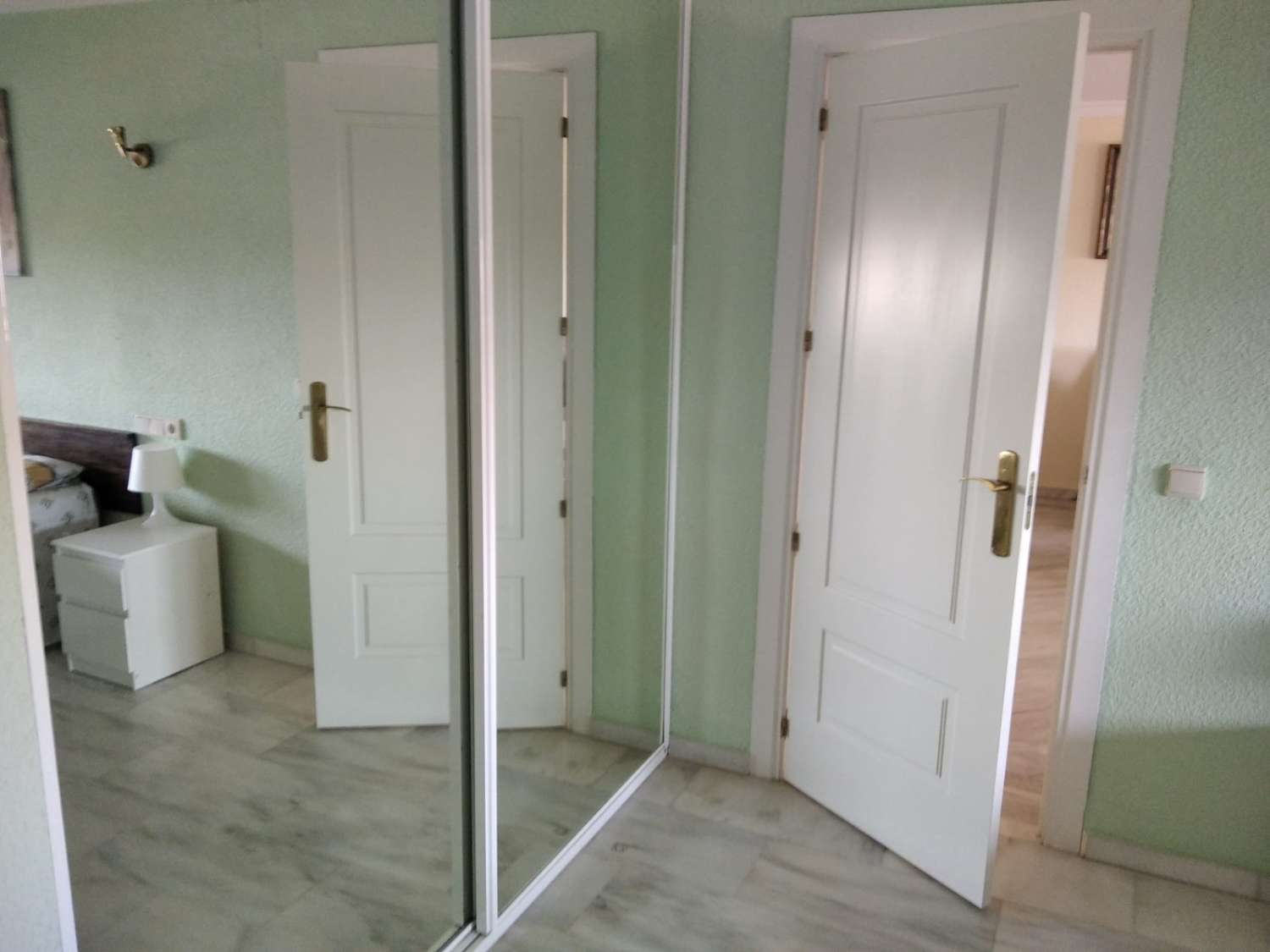 Larga Temporada . Se alquila bonito apartamento con vistas al mar en 2ª línea de playa en Benalmádena