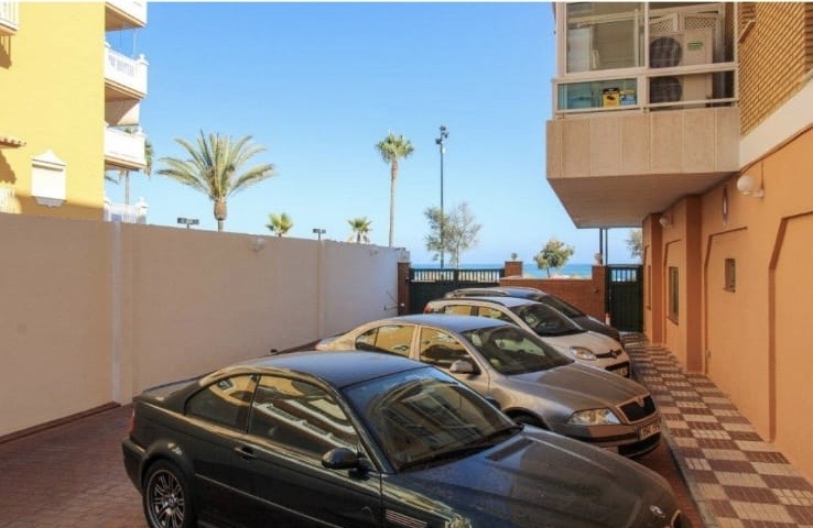 MEDIA  TEMPORADA .SE ALQUILA DESDE 1. 12 .26 -30.6.27  MAGNIFICO APARTAMENTO  EN 1ª LINEA DE PLAYA EN LOS BOLICHES ( FUENGIROLA)